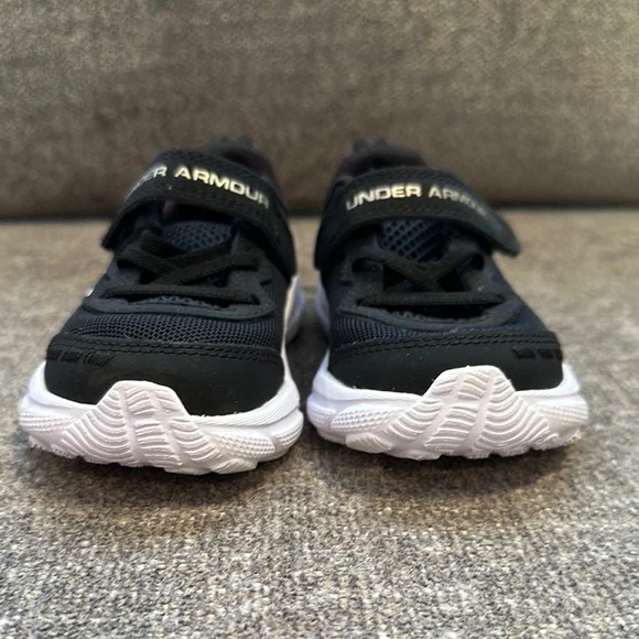 NWOT- Under Armour Black Kids Shoes. Size 6 toddler - Picture 6 of 9